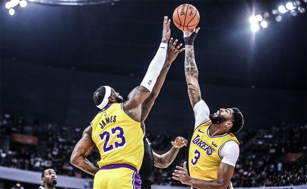 洛杉矶湖人训练开放日，集结日状态回暖引欢呼，CBA季后赛在即，临场指挥获称赞的简单介绍