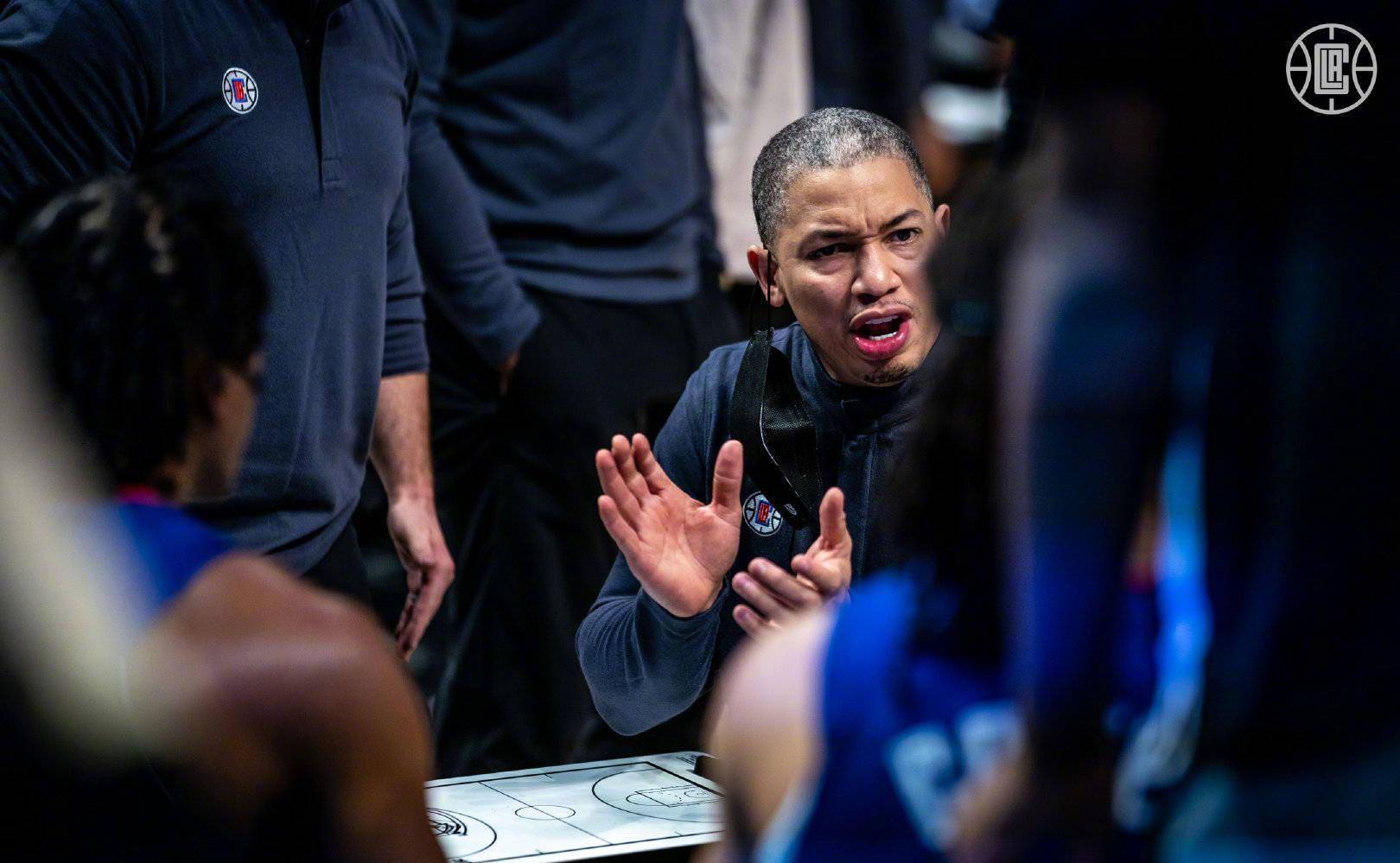 洛杉矶湖人训练开放日，集结日状态回暖引欢呼，CBA季后赛在即，临场指挥获称赞的简单介绍