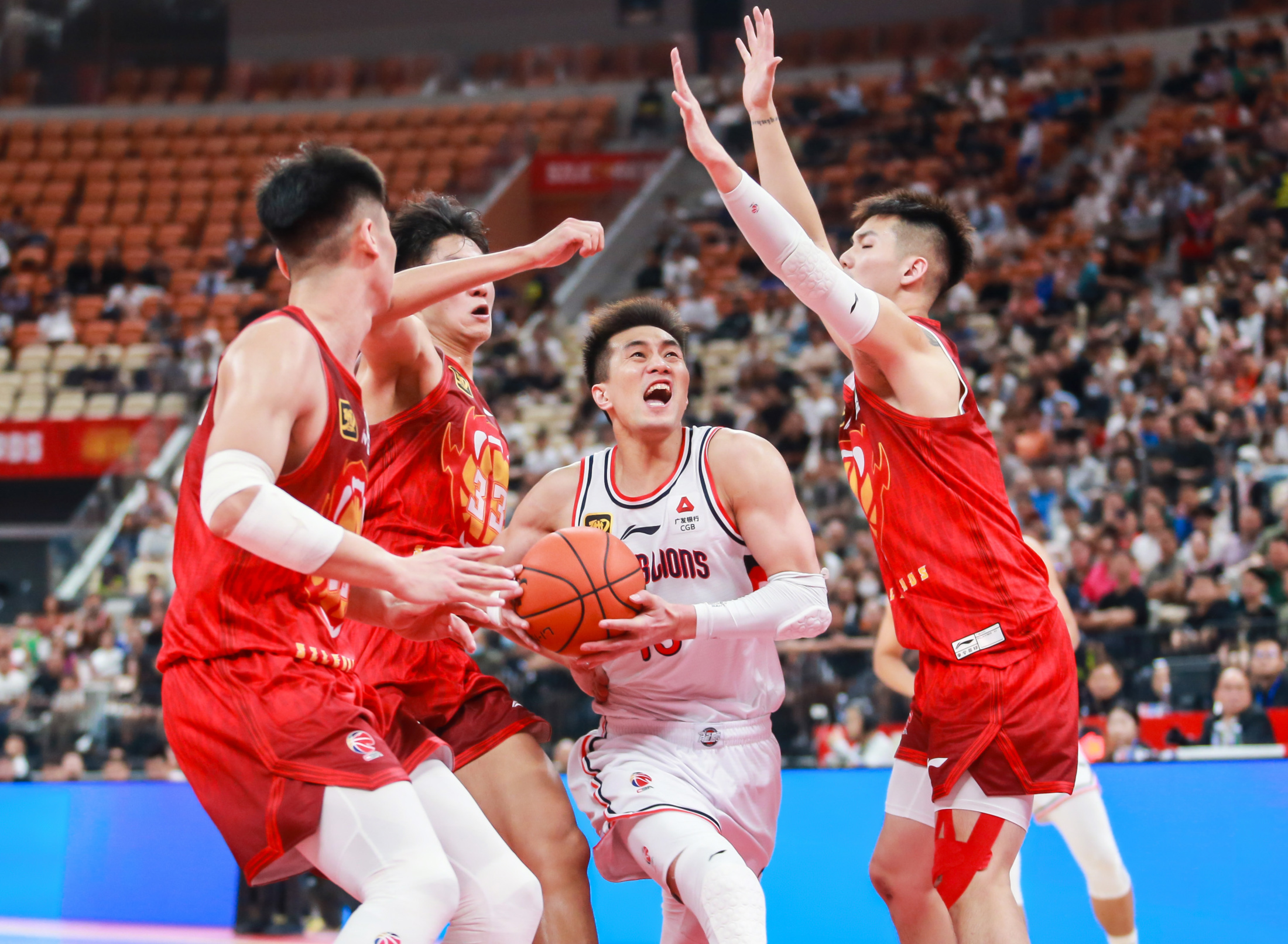 爱游戏APP-中超今夜走向成谜，广州队遗憾出局，目标明确，身体对抗强度拉满